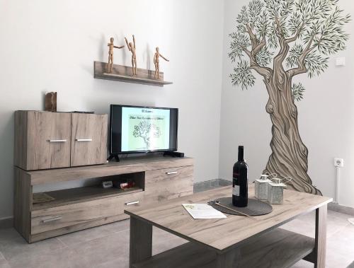 Olive Tree Apartment of Athens - city centerにあるテレビまたはエンターテインメントセンター