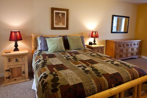 a bedroom with a bed with two night stands and two lamps at 09 Lodge in Hood River