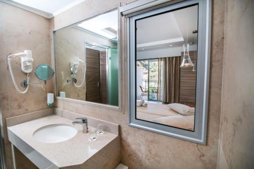 Un baño de Pegasos Deluxe Beach Hotel