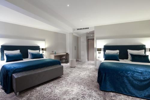 Llit o llits en una habitació de Van der Valk Hotel Leiden