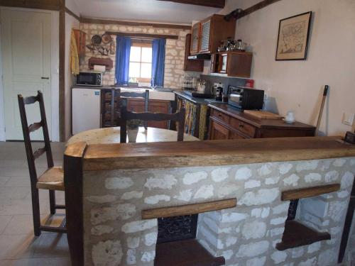 - une cuisine avec un comptoir en pierre dans une pièce dans l'établissement Gîte Pays de la Loire, à Vézières