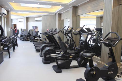 uma fila de equipamentos de exercício num ginásio em Tio Sea Resort em Al Khor