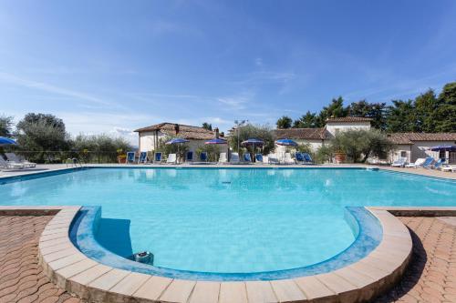 duży basen w ośrodku w obiekcie Villa Grassina w mieście Pelago