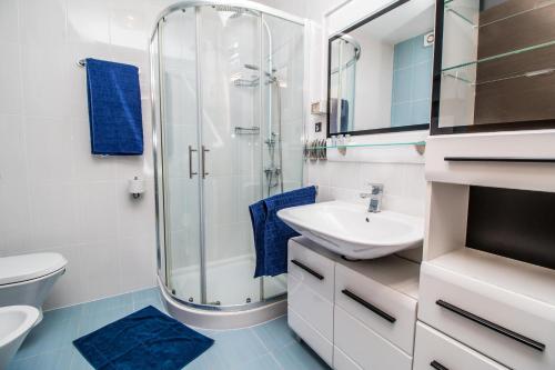 Bilik mandi di Apartments Babo