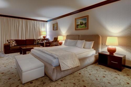 Postel nebo postele na pokoji v ubytování Shiroka Laka Hotel