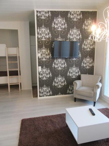 a living room with a black and white wallpaper at Rantahiekka B3 in Kalajoki