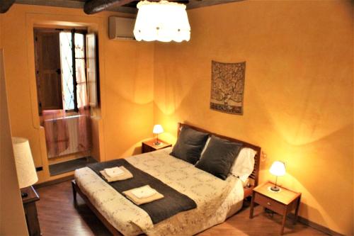 1 dormitorio con 1 cama, 2 lámparas y ventana en Appartamento Ernesto, en Pistoia
