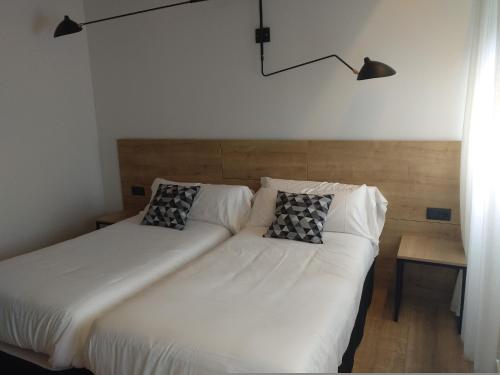 Tempat tidur dalam kamar di Hotel Entrerailes