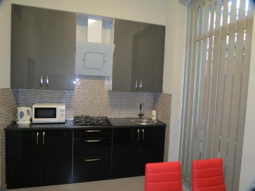 Cuina o zona de cuina de Three Rooms Apartment