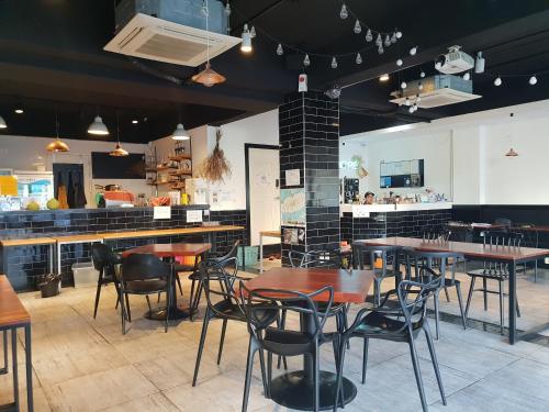 Un restaurant sau alt loc unde se poate mânca la SUM Guesthouse Jeju Airport