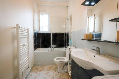 ヴィルジュイフにあるMy Relaxing Home Paris Villejuifのバスルーム(洗面台、トイレ、バスタブ付)