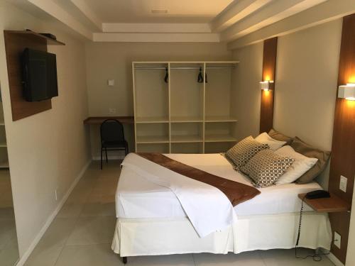 Säng eller sängar i ett rum på Hotel Cantareira