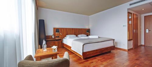 سرير أو أسرّة في غرفة في فندق روغنر أوروبارك