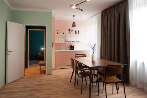 a dining room and kitchen with a table and chairs at URBANAUTS FLATS Cubierta in Linz