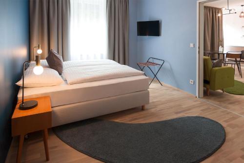 a bedroom with a bed and a living room at URBANAUTS FLATS Cubierta in Linz