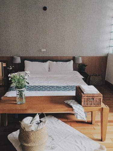 a bedroom with a large bed and a table at Lin's Inn in Ruisui