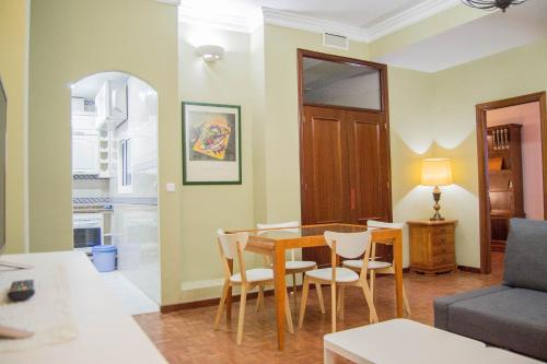 ein Wohnzimmer mit einem Tisch und Stühlen in der Unterkunft Full Equipped Apartment in Center in Sevilla