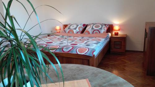 sypialnia z łóżkiem i stołem z rośliną w obiekcie Studio Krakowski Styl w Krakowie