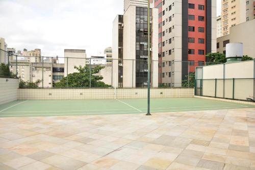 a tennis court in the middle of a city at San Diego Suítes Lourdes - OFICIAL in Belo Horizonte