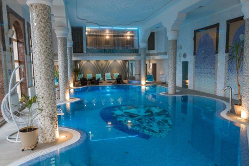 una gran piscina en un hotel con luces en Kamelot, en Kamenitsa