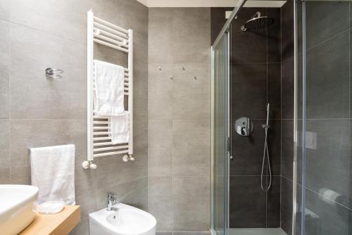 un bagno con doccia, WC e lavandino di SPAZIO M&M Via Augusto Anfossi 10 a Milano