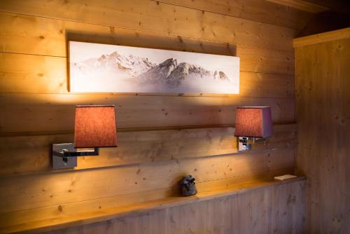 モルジヌにあるchalet le vanantの木製の壁の照明2つ