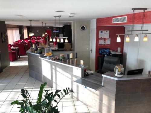 a restaurant with a bar in a restaurant at HOTEL RESTAURANT PARIS PACIFIC PARIS-VILLEJUIF- PRES DU METRO L'HAY LES ROSES LIGNE 14 - Direct PARIS-AEROPORT ORLY ET INSTITUT GUSTAVE ROUSSI in Villejuif