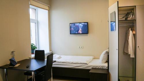 En tv och/eller ett underhållningssystem på Bella Riga Hotel with Self-Check in