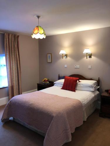 Postel nebo postele na pokoji v ubytování Tully's Hotel