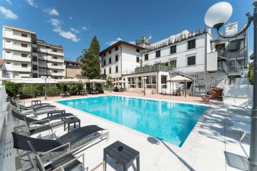 Der Swimmingpool an oder in der Nähe von Hotel President