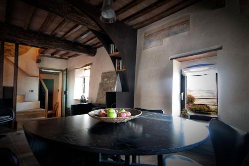 einen Tisch mit einer Obstschale darüber in der Unterkunft Larocchettina in Castiglione dʼOrcia