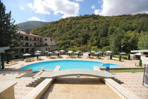 Nespecifikovaný výhled na hory nebo výhled na hory při pohledu z hotelu