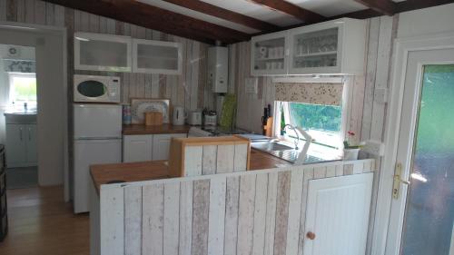 A kitchen or kitchenette at 28 Riverside, Caer Beris Holiday Park