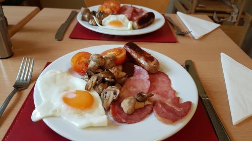 dos platos de desayuno en una mesa en Ford Village Bed & Breakfast, en Ford