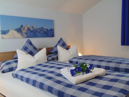 オーベルストドルフにあるFerienwohnung Schanzenblickの山々の景色を望む客室で、青と白のベッド2台が備わります。
