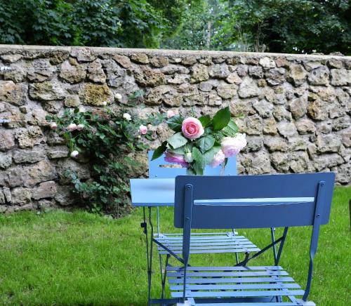 Taman di luar Petit loft de charme proche VERSAILLES SACLAY 30 mn PARIS jardin terrasse parking securisé
