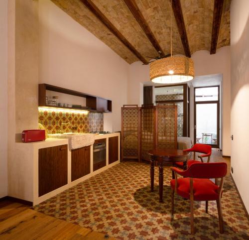 バレンシアにあるNatural loftのキッチン(テーブル、赤い椅子付)