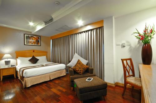 מיטה או מיטות בחדר ב-Admiral Suites Bangkok