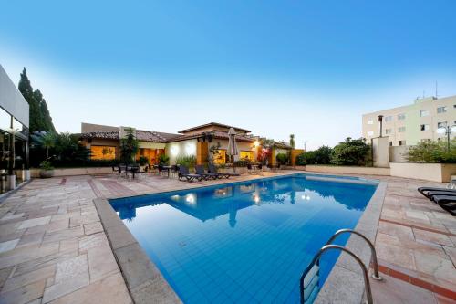 una gran piscina de agua azul en Sorocaba Park Hotel by Atlantica, en Sorocaba