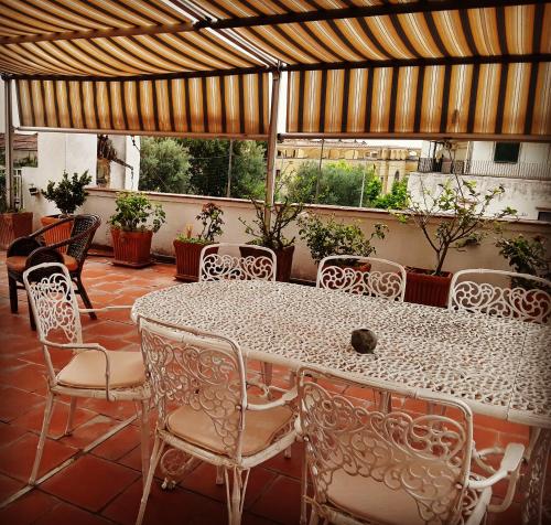 une table et des chaises assises sur une terrasse dans l'établissement B&B Ap, à Piano di Sorrento