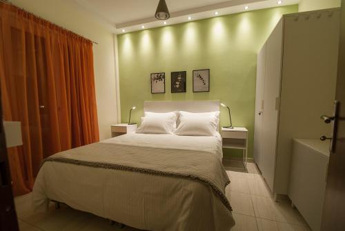 Smart living flat, Melenikou في سلانيك: غرفة نوم بسرير كبير مع مواقف ليلتين