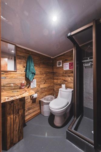 uma casa de banho com um WC e um lavatório em Corner Hostel Puerto Natales em Puerto Natales