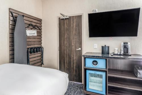 Una cama o camas en una habitación de Signature San Francisco