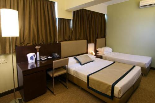 Habitación de hotel con 2 camas y escritorio en Casa, en Hong Kong