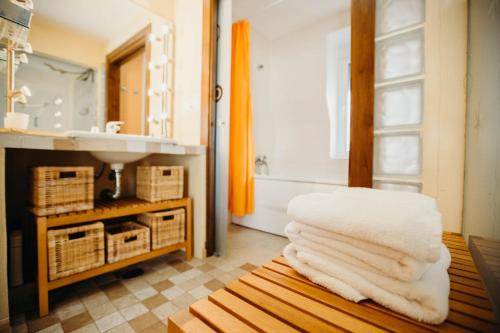 ein Badezimmer mit einer Badewanne, einem Waschbecken und Handtüchern in der Unterkunft Loft del Arte in Cádiz