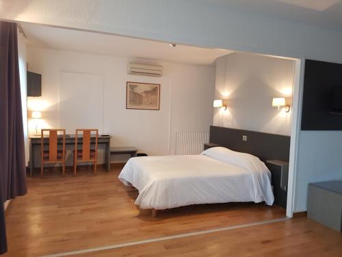 Un pat sau paturi într-o cameră la Hôtel Restaurant Les Bruyères