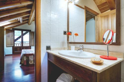 a bathroom with a sink and a mirror at Casa Pubill (Turismo Rural) in Barruera