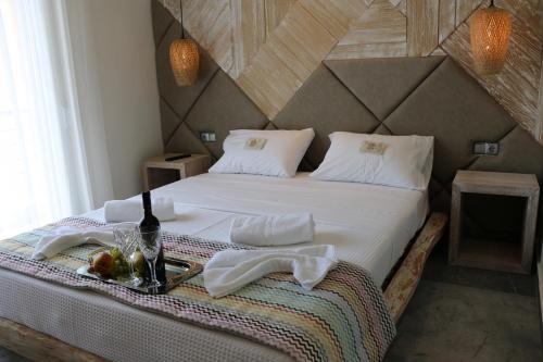 ein Schlafzimmer mit einem Bett mit einer Obstschale darauf in der Unterkunft Katrine Boutique Apartments in Kavala