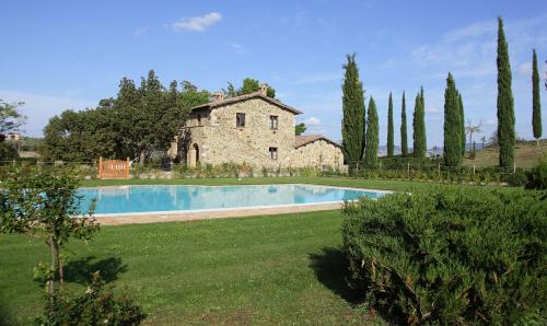 a house and a swimming pool in a yard at La Tana del Bianconiglio in Castiglione dʼOrcia