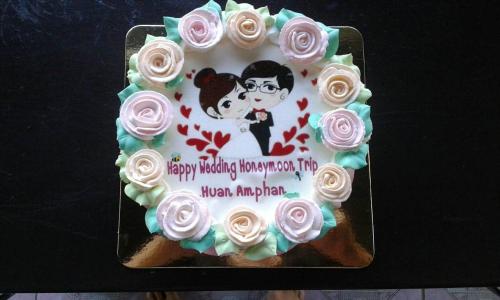 um bolo de aniversário com uma foto de uma mulher nele em Huan Amphan em Chiang Rai